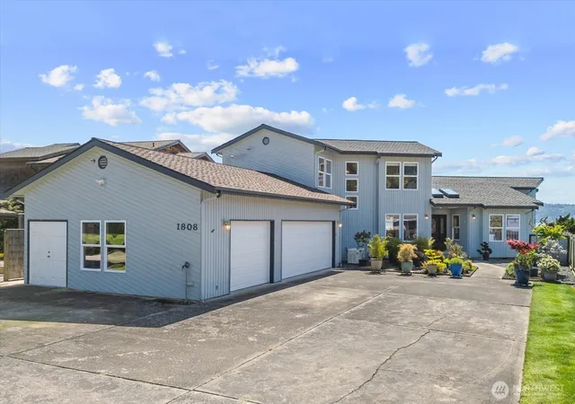 Photo 3 of Single family home for sale at 1808 E Lola Beach Ln, Oak Harbor, WA 98277 | MLS# NWM2514287 | Listing updated on 2026-09-21