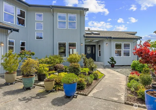 Photo 4 of Single family home for sale at 1808 E Lola Beach Ln, Oak Harbor, WA 98277 | MLS# NWM2514287 | Listing updated on 2026-09-21