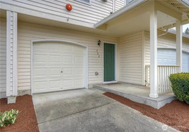 Photo 3 of Townhouse for sale at 4724 Ml Pond Dr Se #702, Auburn, WA 98092 | MLS# NWM2514632 | Listing updated on 2026-09-21