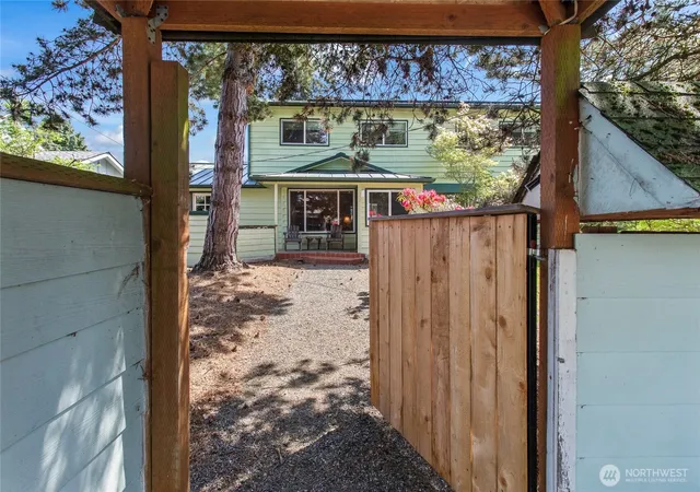 Photo 3 of Single family home for sale at 3701 N Whitman St, Tacoma, WA 98407 | MLS# NWM2514674 | Listing updated on 2026-09-21