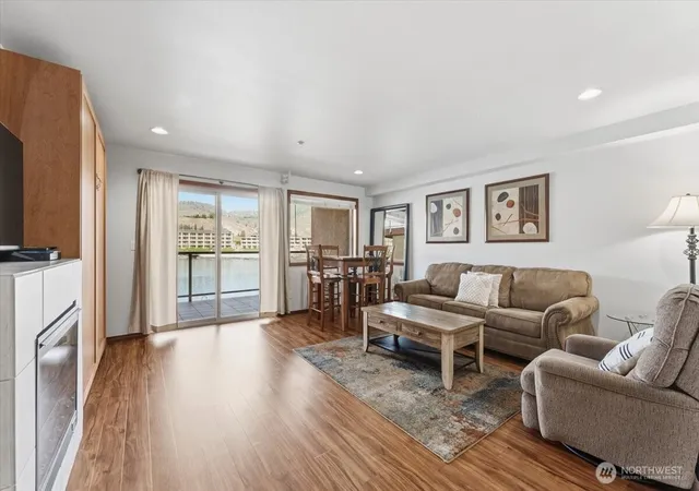 Photo 3 of Condo for sale at 322 W Woodin Ave #621, Chelan, WA 98816 | MLS# NWM2514866 | Listing updated on 2026-09-21