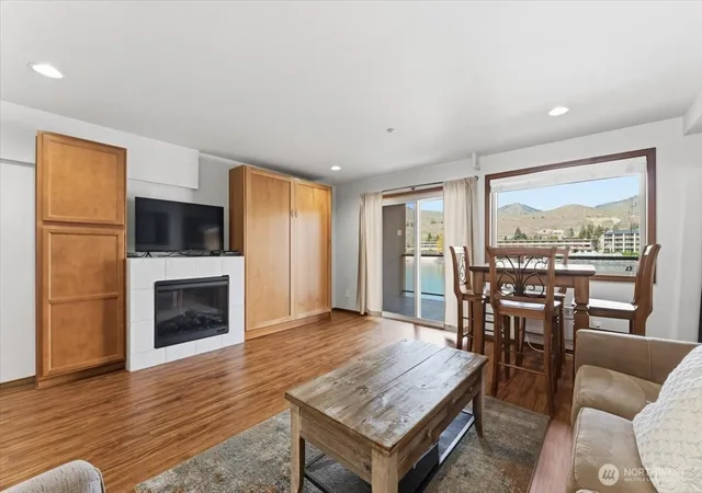 Photo 4 of Condo for sale at 322 W Woodin Ave #621, Chelan, WA 98816 | MLS# NWM2514866 | Listing updated on 2026-09-21