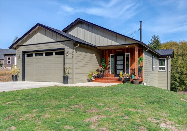 Single family home for sale at 200 Red Hawk Dr, Castle Rock, WA 98611 | MLS# NWM2514883