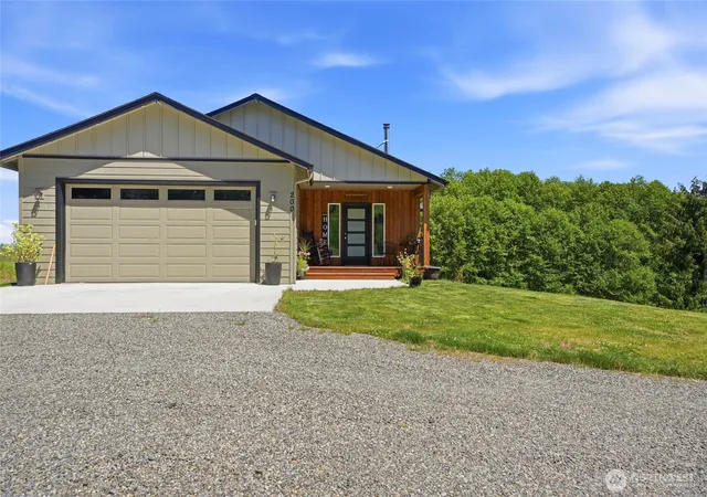 Photo 2 of Single family home for sale at 200 Red Hawk Dr, Castle Rock, WA 98611 | MLS# NWM2514883 | Listing updated on 2026-09-24