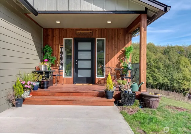 Photo 3 of Single family home for sale at 200 Red Hawk Dr, Castle Rock, WA 98611 | MLS# NWM2514883 | Listing updated on 2026-10-06