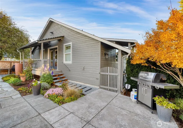 Photo 4 of Single family home for sale at 806 NW Alexander St, Coupeville, WA 98239 | MLS# NWM2514942 | Listing updated on 2026-09-21