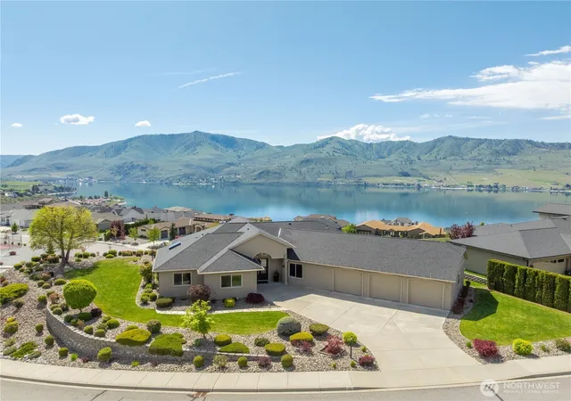 Photo 1 of Single family home for sale at 101 Westview Dr, Chelan, WA 98816 | MLS# NWM2514971 | Listing updated on 2026-09-24