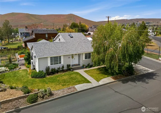 Photo 2 of Single family home for sale at 291 C St Se, Ephrata, WA 98823 | MLS# NWM2515189 | Listing updated on 2026-09-22