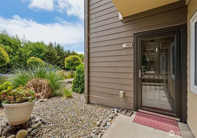 Photo 4 of Condo for sale at 262 Oyhut Bay Blvd SW #101, Ocean Shores, WA 98569 | MLS# NWM2515280 | Listing updated on 2026-09-26