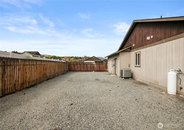Photo 4 of Single family home for sale at 21 Ambrosia Ln, Malaga, WA 98828 | MLS# NWM2515338 | Listing updated on 2026-09-25