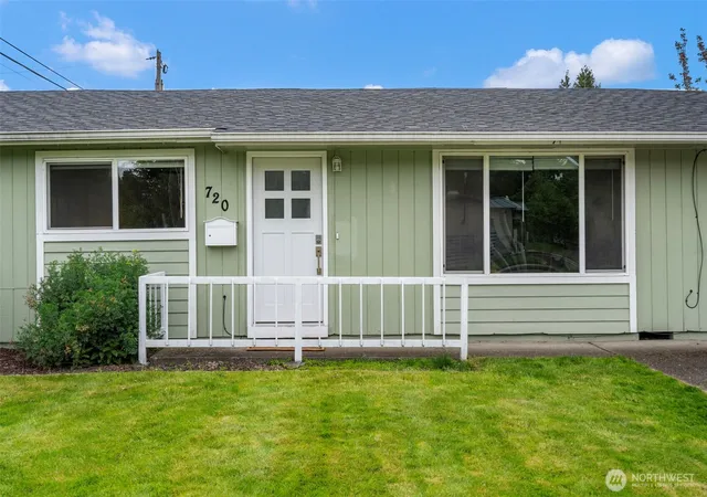 Photo 3 of Sale Pending at 720 32nd Avenue, Longview, WA 98632 | MLS# NWM2515474 | Listing updated on 2026-08-04