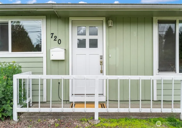 Photo 3 of Sale Pending at 720 32nd Avenue, Longview, WA 98632 | MLS# NWM2515474 | Listing updated on 2026-08-04