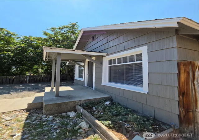 Photo 2 of Sale Pending at 2436 Chatham Hl Dr, Wenatchee, WA 98801 | MLS# NWM2515700 | Listing updated on 2026-09-25
