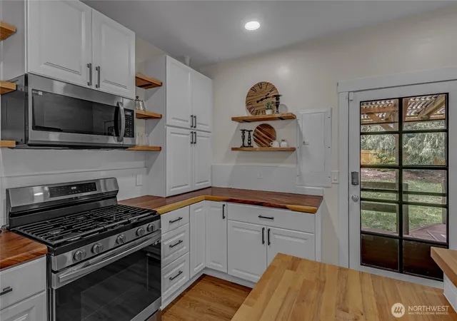 Photo 4 of Single family home for sale at 140 Skyline Dr, Port Angeles, WA 98362 | MLS# NWM2515726 | Listing updated on 2026-09-21