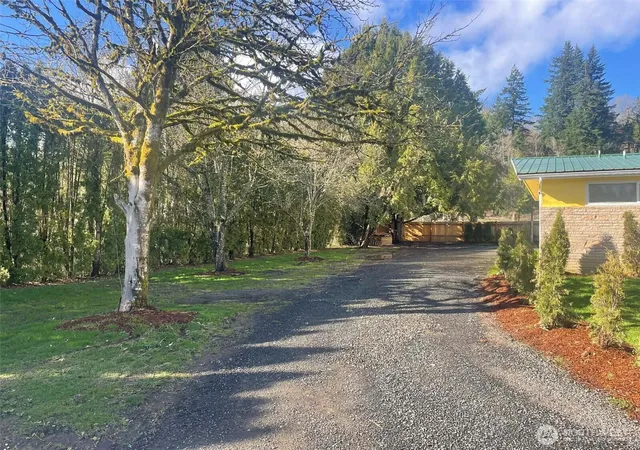 Photo 2 of Single family home for sale at 310 W Pine St, Elma, WA 98541 | MLS# NWM2516041 | Listing updated on 2026-09-21