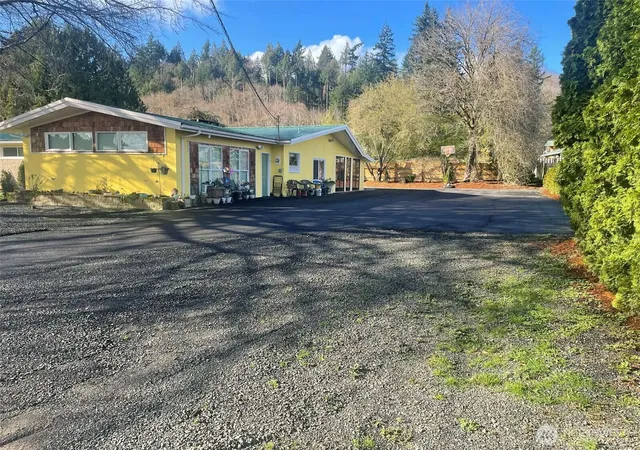 Photo 3 of Single family home for sale at 310 W Pine St, Elma, WA 98541 | MLS# NWM2516041 | Listing updated on 2026-09-21