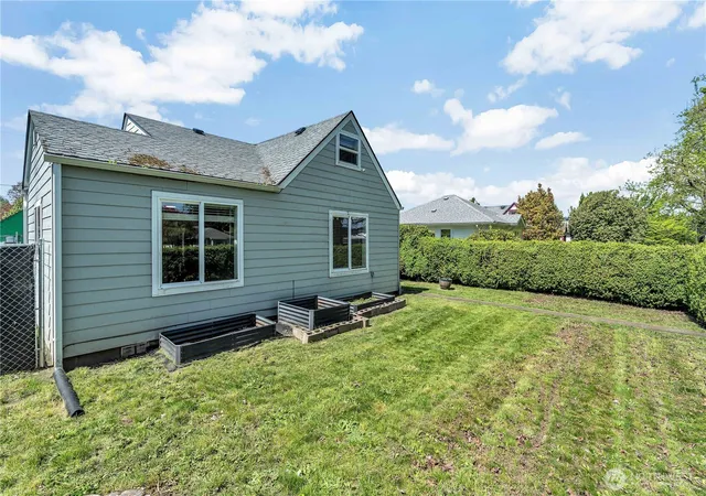 Photo 3 of Single family home for sale at 1629 7th Avenue, Longview, WA 98632 | MLS# NWM2516351 | Listing updated on 2026-09-21