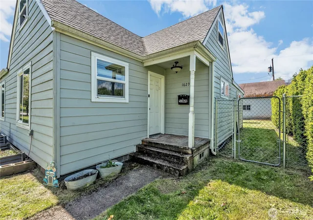 Photo 3 of Single family home for sale at 1629 7th Avenue, Longview, WA 98632 | MLS# NWM2516351 | Listing updated on 2026-09-21