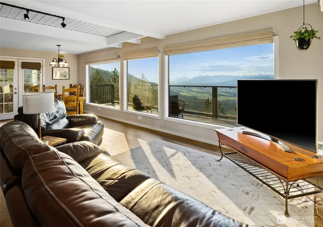 Photo 3 of Single family home for sale at 811 Horse Heaven Rd, Cle Elum, WA 98922 | MLS# NWM2516438 | Listing updated on 2026-09-21