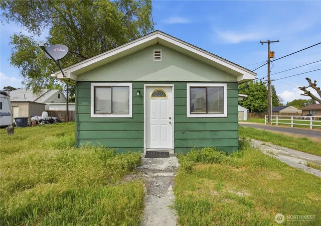 Photo 1 of Single family home for sale at 104 East 5th Ave, Warden, WA 98857 | MLS# NWM2516489 | Listing updated on 2026-10-08