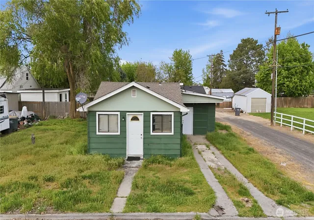 Photo 2 of Single family home for sale at 104 East 5th Ave, Warden, WA 98857 | MLS# NWM2516489 | Listing updated on 2026-10-08