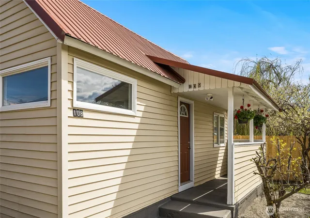 Photo 2 of Single family home for sale at 108 Yakima Ave, Cle Elum, WA 98922 | MLS# NWM2516744 | Listing updated on 2026-10-09