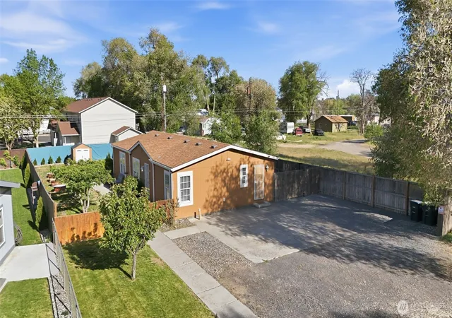 Photo 1 of Sale Pending at 1827 W Bemis St, Moses Lake, WA 98837 | MLS# NWM2516869 | Listing updated on 2026-09-01