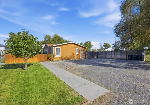Photo 2 of Sale Pending at 1827 W Bemis St, Moses Lake, WA 98837 | MLS# NWM2516869 | Listing updated on 2026-09-01