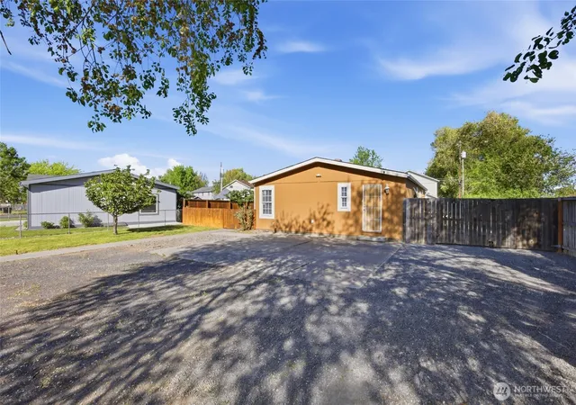 Photo 3 of Sale Pending at 1827 W Bemis St, Moses Lake, WA 98837 | MLS# NWM2516869 | Listing updated on 2026-09-01