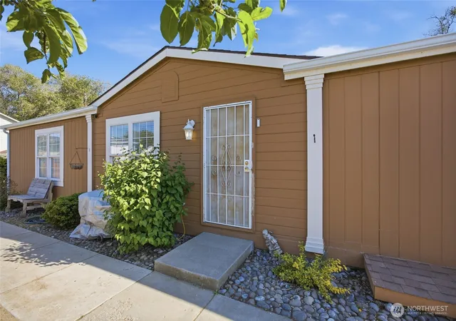 Photo 3 of Sale Pending at 1827 W Bemis St, Moses Lake, WA 98837 | MLS# NWM2516869 | Listing updated on 2026-09-01