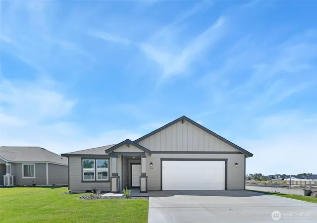 Photo 1 of Single family home for sale at 320 N Montana St, Moses Lake, WA 98837 | MLS# NWM2517086 | Listing updated on 2026-09-21