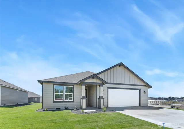 Photo 2 of Single family home for sale at 320 N Montana St, Moses Lake, WA 98837 | MLS# NWM2517086 | Listing updated on 2026-09-21
