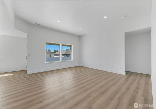 Photo 4 of Single family home for sale at 320 N Montana St, Moses Lake, WA 98837 | MLS# NWM2517086 | Listing updated on 2026-09-21