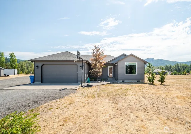 Photo 2 of Single family home for sale at 195 Bay Point Dr, Castle Rock, WA 98611 | MLS# NWM2517197 | Listing updated on 2026-09-21