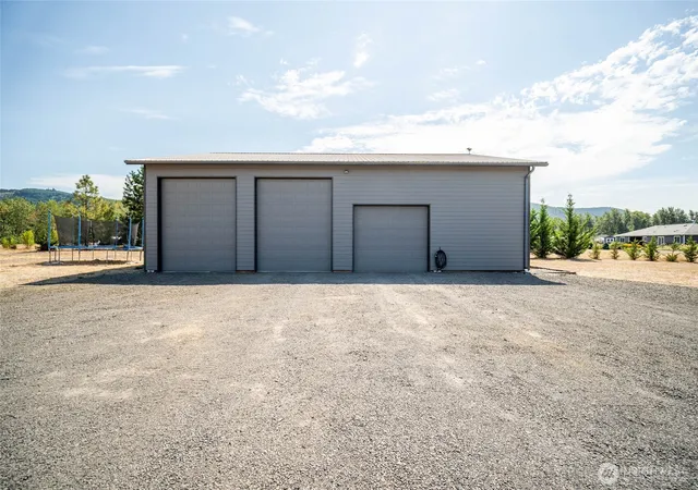 Photo 3 of Single family home for sale at 195 Bay Point Dr, Castle Rock, WA 98611 | MLS# NWM2517197 | Listing updated on 2026-09-21