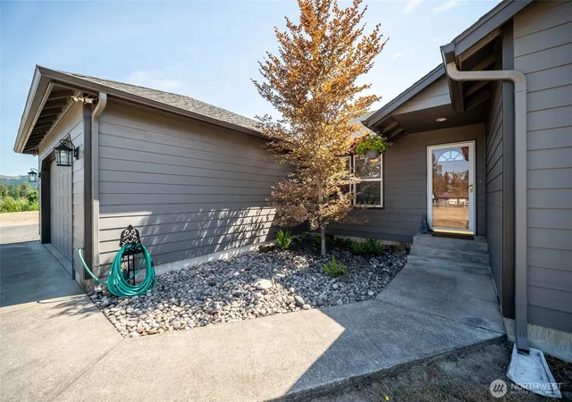 Photo 3 of Single family home for sale at 195 Bay Point Dr, Castle Rock, WA 98611 | MLS# NWM2517197 | Listing updated on 2026-09-21