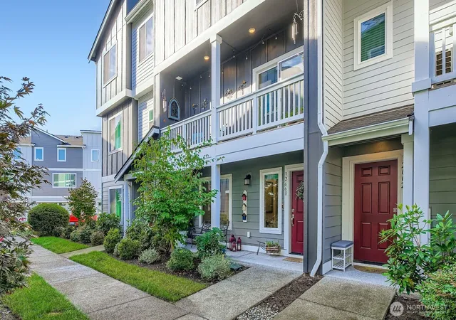 Townhouse for sale at 32668 Steamboat Ln, Black Diamond, WA 98010 | MLS# NWM2517443