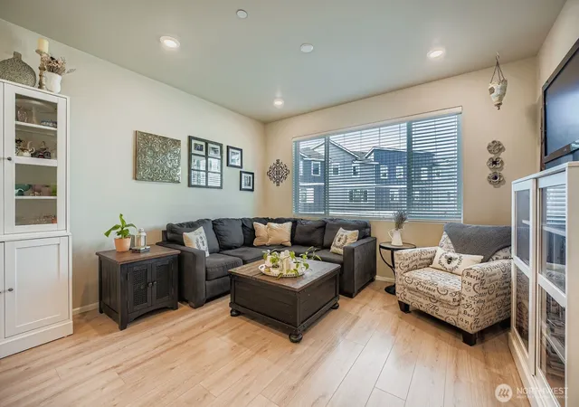 Photo 4 of Townhouse for sale at 32668 Steamboat Ln, Black Diamond, WA 98010 | MLS# NWM2517443 | Listing updated on 2026-09-20