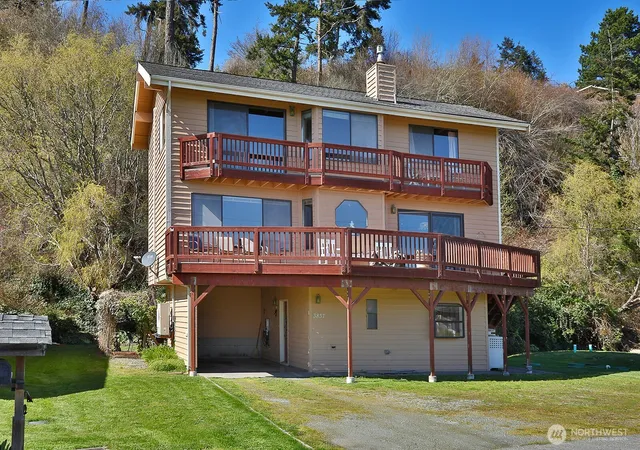 Photo 1 of Single family home for sale at 3837 Driftwood Dr, Clinton, WA 98236 | MLS# NWM2517597 | Listing updated on 2026-09-21