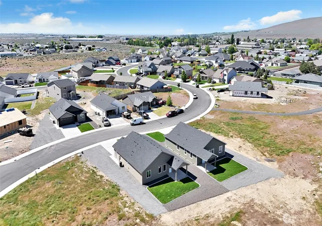 Photo 3 of Single family home for sale at 11 Parkside Loop Se, Ephrata, WA 98823 | MLS# NWM2518089 | Listing updated on 2026-09-25