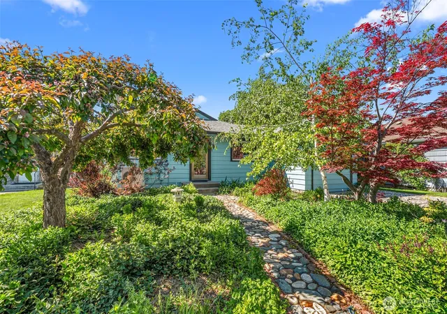Photo 1 of Sale Pending at 229 W Allen Ave, Chelan, WA 98816 | MLS# NWM2518092 | Listing updated on 2026-09-25