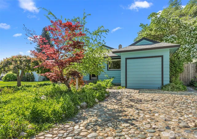 Photo 2 of Sale Pending at 229 W Allen Ave, Chelan, WA 98816 | MLS# NWM2518092 | Listing updated on 2026-09-25