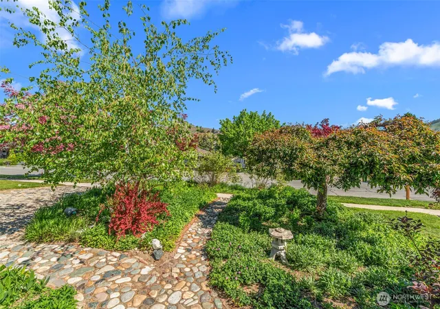Photo 3 of Sale Pending at 229 W Allen Ave, Chelan, WA 98816 | MLS# NWM2518092 | Listing updated on 2026-09-25