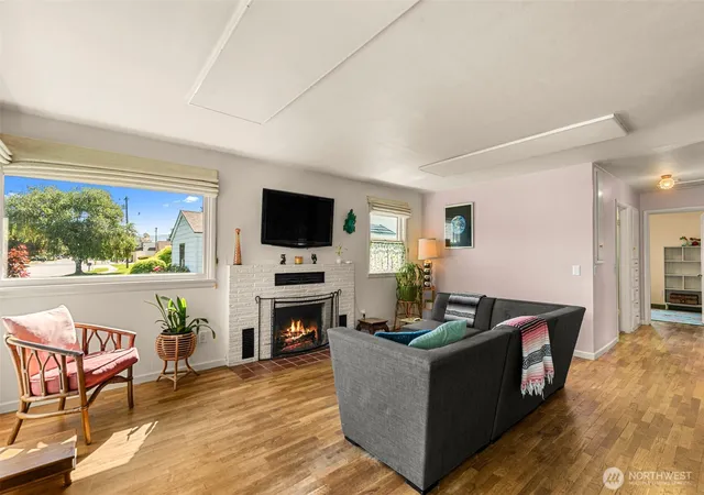 Photo 3 of Sale Pending at 229 W Allen Ave, Chelan, WA 98816 | MLS# NWM2518092 | Listing updated on 2026-09-25