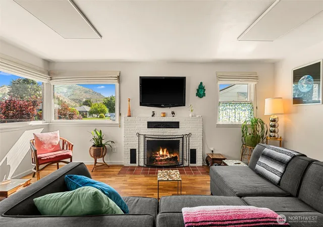 Photo 4 of Sale Pending at 229 W Allen Ave, Chelan, WA 98816 | MLS# NWM2518092 | Listing updated on 2026-09-25