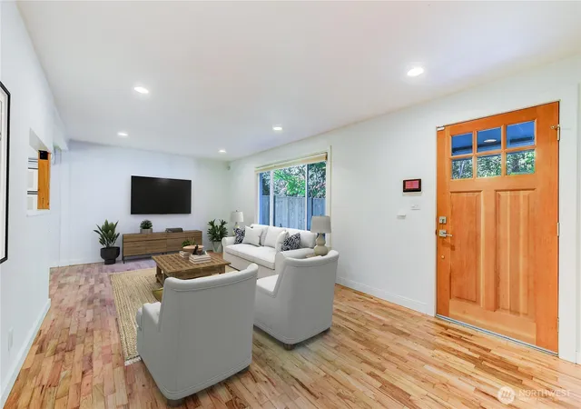 Photo 4 of Single family home for sale at 1010 Main St, Edmonds, WA 98020 | MLS# NWM2518101 | Listing updated on 2026-09-21