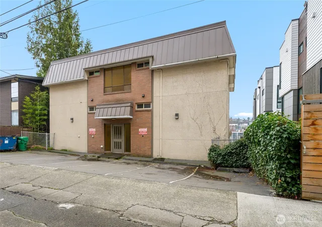 Photo 4 of Multi family home for sale at 2318 Yale Ave E, Seattle, WA 98102 | MLS# NWM2518111 | Listing updated on 2026-09-21
