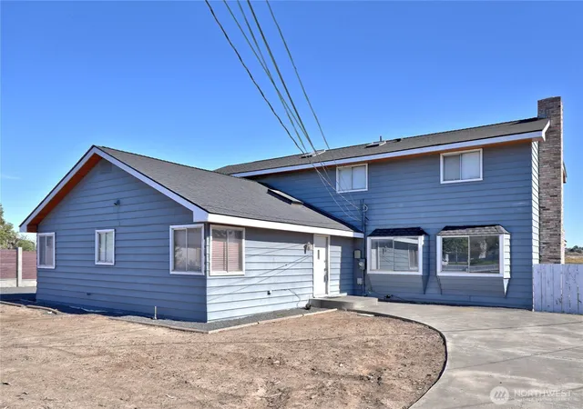 Photo 1 of Single family home for sale at 2101 W Lakeside Dr, Moses Lake, WA 98837 | MLS# NWM2518153 | Listing updated on 2026-09-26