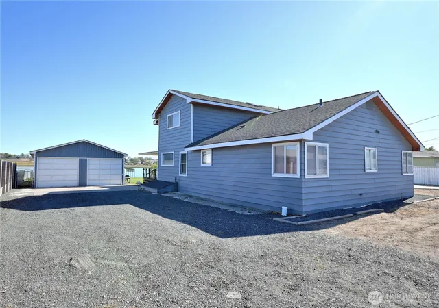 Photo 4 of Single family home for sale at 2101 W Lakeside Dr, Moses Lake, WA 98837 | MLS# NWM2518153 | Listing updated on 2026-09-26