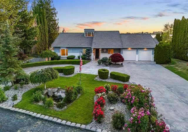 Photo 3 of Mansion for sale at 1782 Valley Rd Ne, Moses Lake, WA 98837 | MLS# NWM2518174 | Listing updated on 2026-09-21